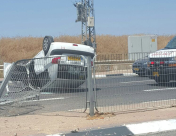 بالصور: إصابة شخصين بانقلاب مركبة قرب مدينة الرملة